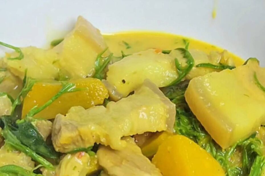 แกงชะอมหมูสามชั้น